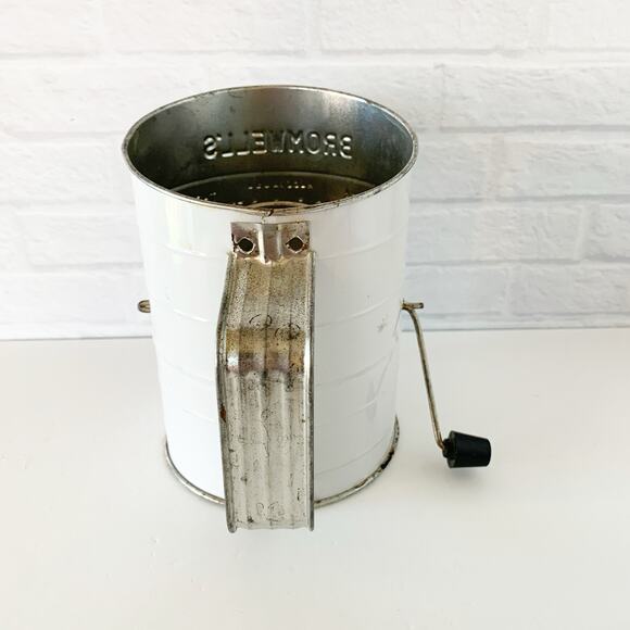 Vintage Bromwell's 3 Cup Flour Sifter Red Apple Design White Wood Knob Grandma - Picture 3 of 7